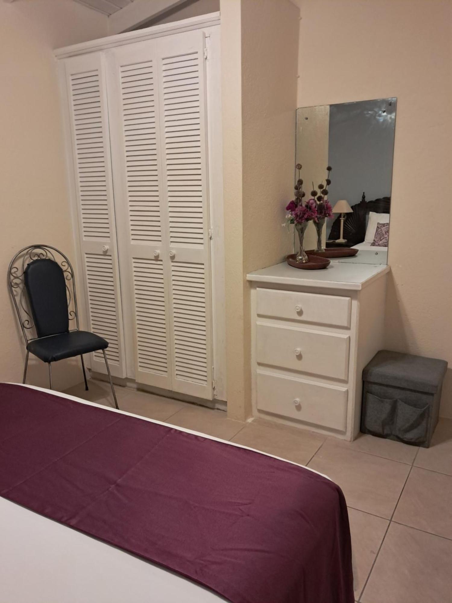 Michand Guest Apartments- Cozy One Or Two Bedroom- 5 Walk Minutes From Airport 10 Mins Drive To Oistins Or Beach Christchurch Eksteriør billede