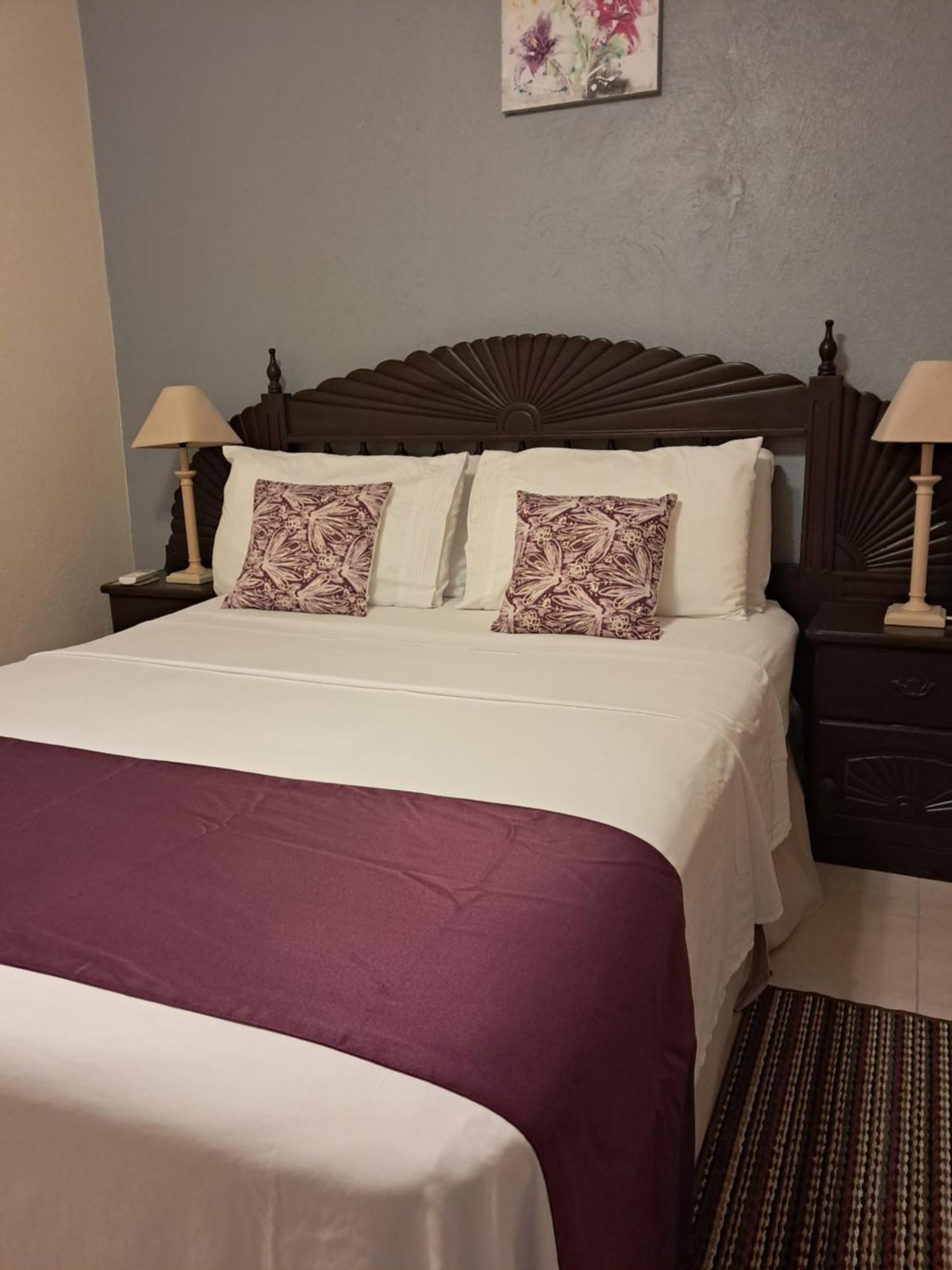 Michand Guest Apartments- Cozy One Or Two Bedroom- 5 Walk Minutes From Airport 10 Mins Drive To Oistins Or Beach Christchurch Eksteriør billede