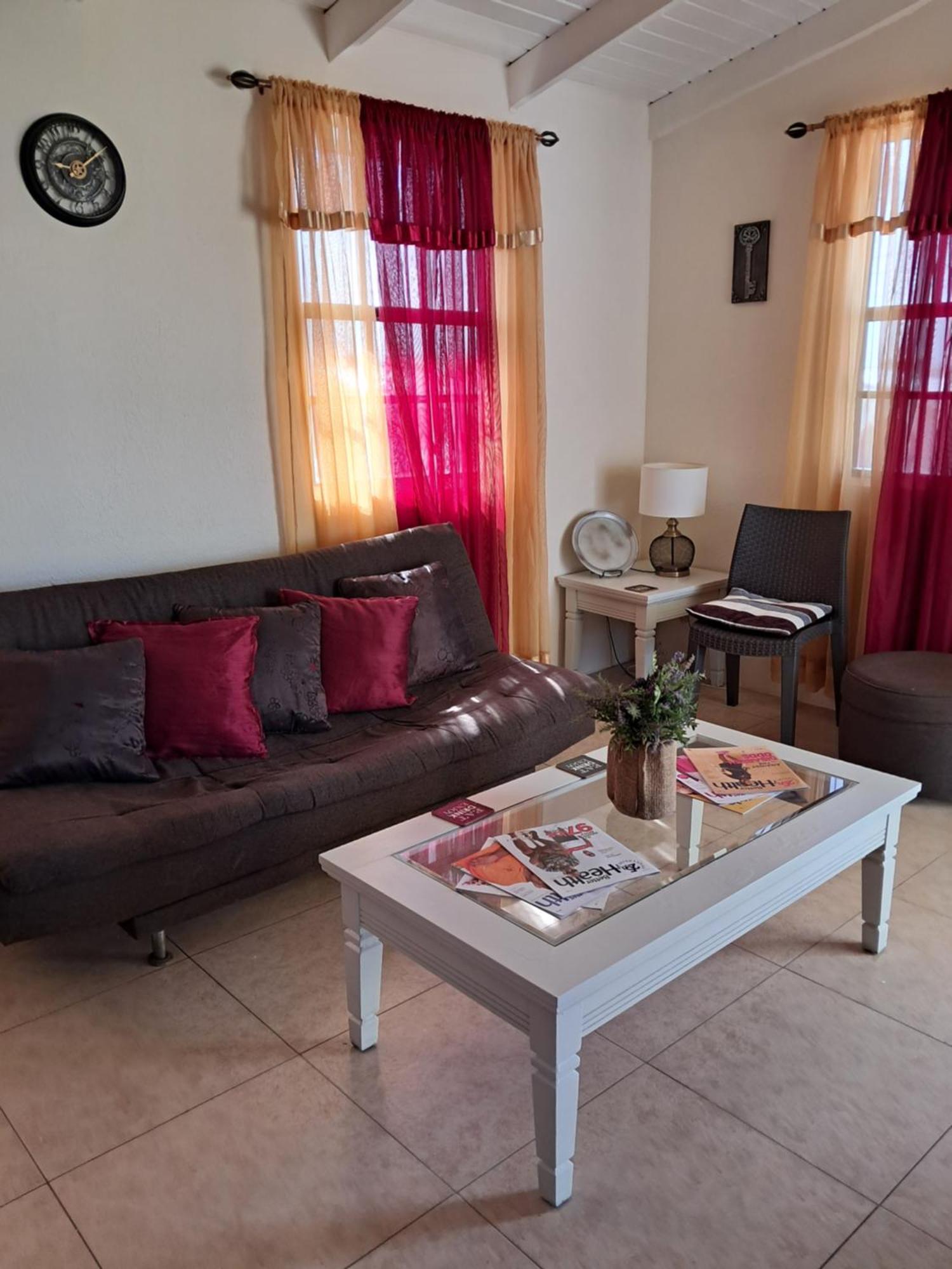Michand Guest Apartments- Cozy One Or Two Bedroom- 5 Walk Minutes From Airport 10 Mins Drive To Oistins Or Beach Christchurch Eksteriør billede