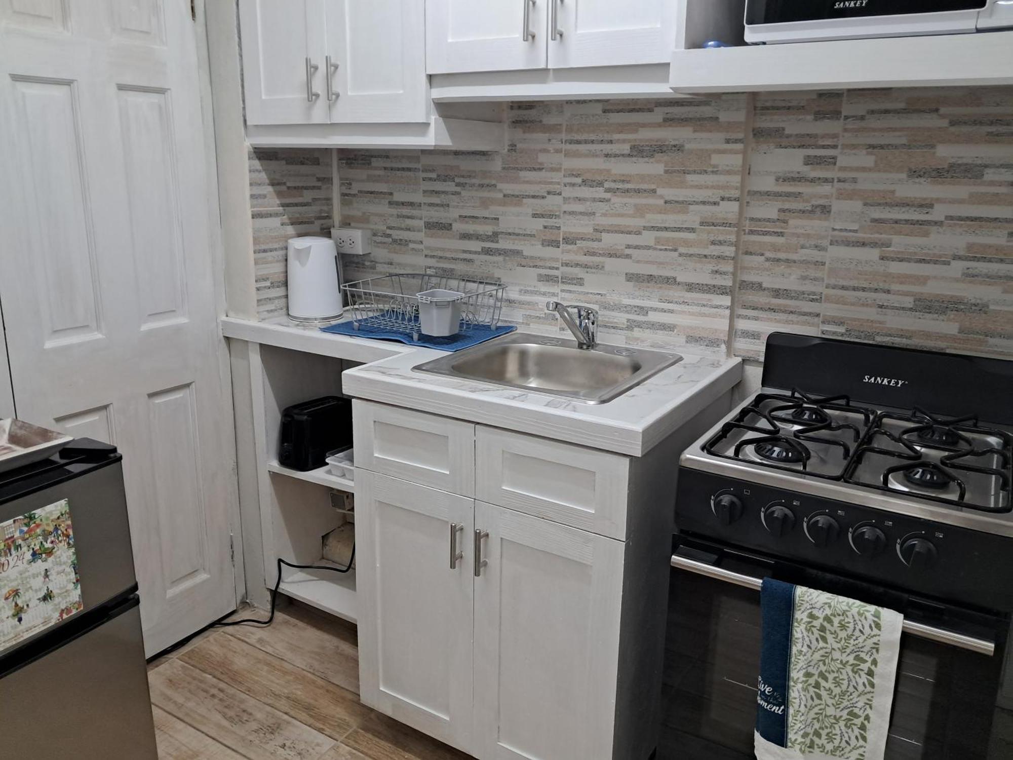 Michand Guest Apartments- Cozy One Or Two Bedroom- 5 Walk Minutes From Airport 10 Mins Drive To Oistins Or Beach Christchurch Eksteriør billede
