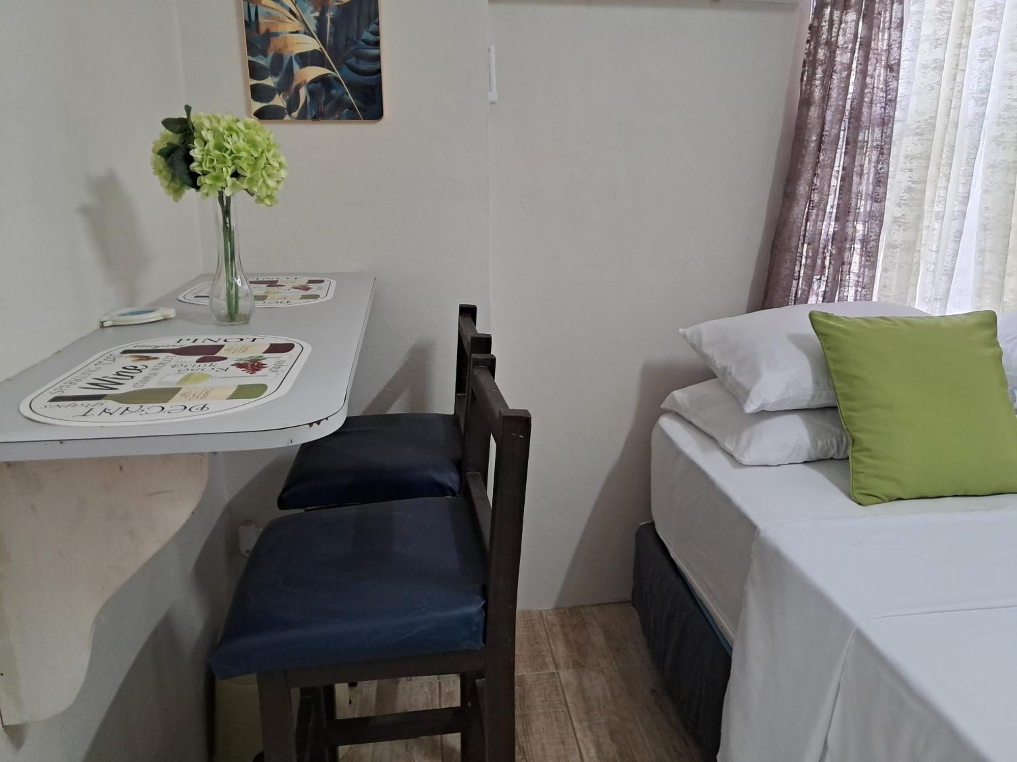 Michand Guest Apartments- Cozy One Or Two Bedroom- 5 Walk Minutes From Airport 10 Mins Drive To Oistins Or Beach Christchurch Eksteriør billede