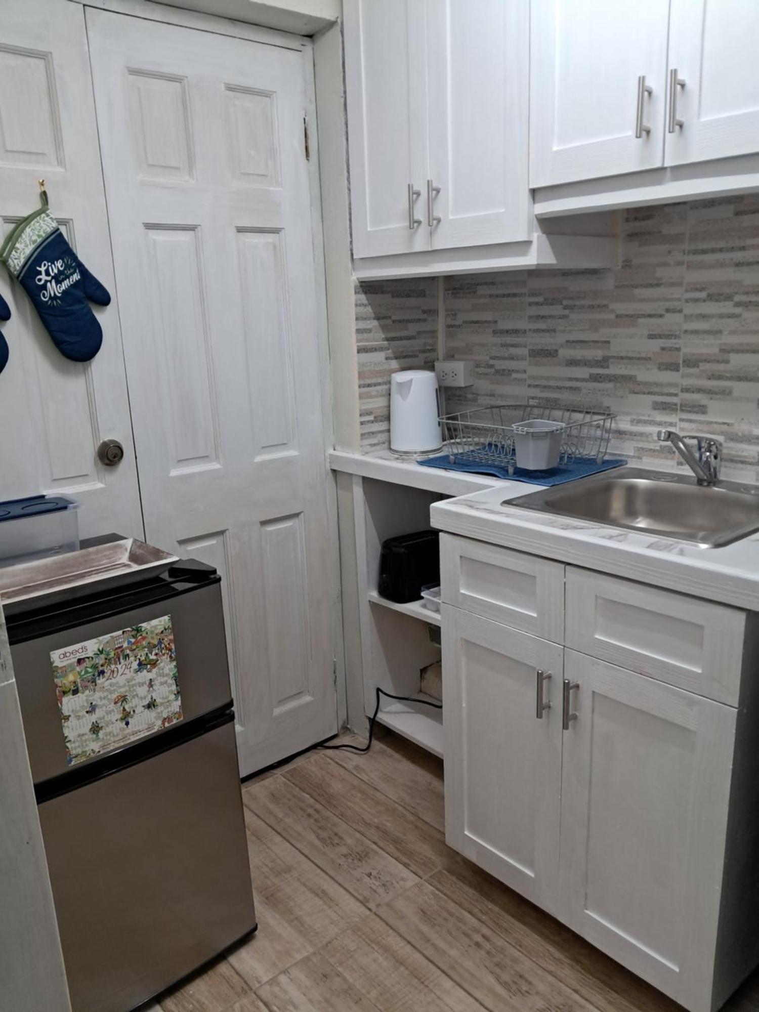 Michand Guest Apartments- Cozy One Or Two Bedroom- 5 Walk Minutes From Airport 10 Mins Drive To Oistins Or Beach Christchurch Eksteriør billede