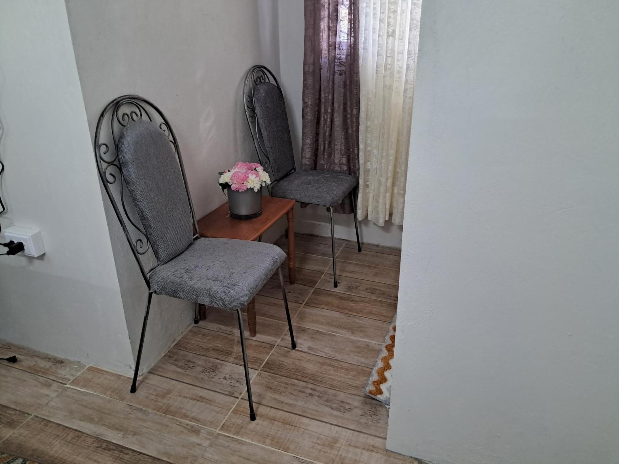 Michand Guest Apartments- Cozy One Or Two Bedroom- 5 Walk Minutes From Airport 10 Mins Drive To Oistins Or Beach Christchurch Eksteriør billede