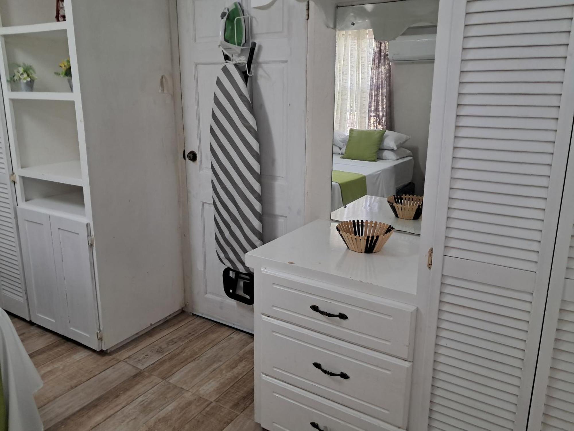 Michand Guest Apartments- Cozy One Or Two Bedroom- 5 Walk Minutes From Airport 10 Mins Drive To Oistins Or Beach Christchurch Eksteriør billede