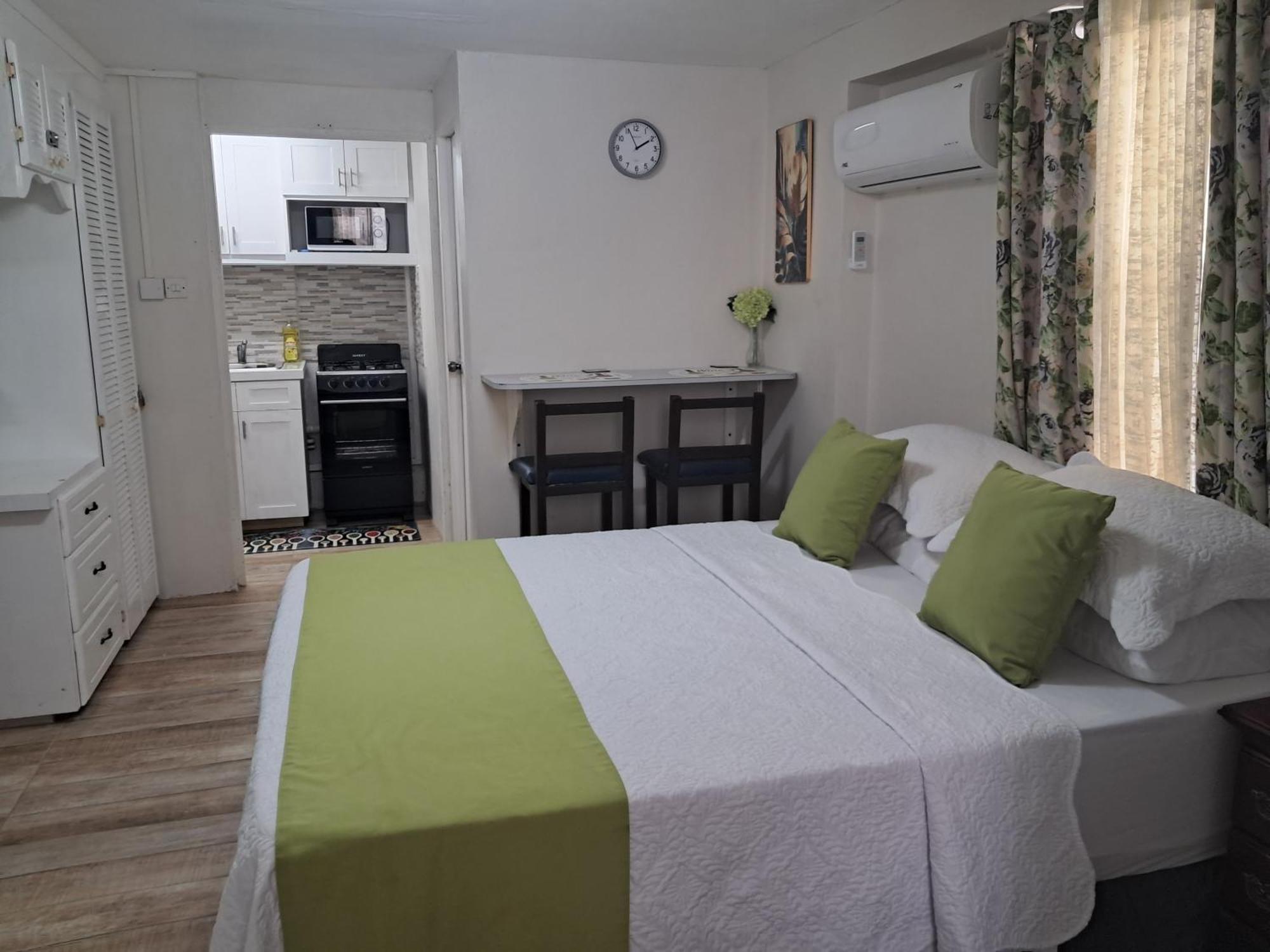 Michand Guest Apartments- Cozy One Or Two Bedroom- 5 Walk Minutes From Airport 10 Mins Drive To Oistins Or Beach Christchurch Eksteriør billede